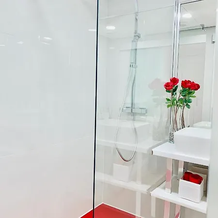 Appartamento In 3 Min From Metro Bela Vista Lisbona